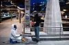 BRIEF: Kastriot Ziberi forklarer Laimis at han har gjort alt klart inne i stasjonen og satt opp sperreteip slik at folk ikke skal sette seg på setene. Så løper han hjem til sykt barn.