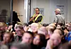 Selv om delegatene er forpliktet til å sitte i salen, er det lov å smyge seg ut i nødvendig ærend. Niels Edvard Killi passer døra.