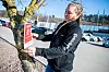 FORKLARER: Johanna Stiig henger opp plakater som forklarer elektrikernes sympatistreik.