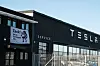 DISS: Et flagg som Tesla har hengt opp, antagelig som en diss til streikevaktene.