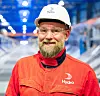 Ola Sæter er leder for Hydros aluminiumsverk. Han er avbildet i arbeidsklærne som nå fases ut. .