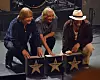 WALK OF FAME: Tre nye ble hedret med plass på Notoddens Walk of Fame. Morten Omlid (til venstre) og Vidar Busk (til høyre) er nye sammen med nylig avdøde Peter Green kjent fra Fleetwood Mac. Festivalsjef Jostein Forsberg i midten.