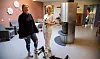 FOREBYGGER: For Kristin Johansen og Kine Brennodden er forebygging av vold og uro en viktig gevinst av alarmsystemet.