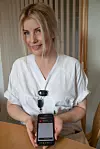 ALARMSMYKKE: Kine Brennodden kan trykke på alarmen hun har festet på uniformen og få hjelp av kollegaer.