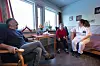 MER KREVENDE: Runa Helén Daa-Pettersen (44) mener de pårørende har endret seg på de 17 årene hun har jobbet der.  – De er blitt mer krevende, mener hun. På bilde sitter pårørende Jan Erik Lübker (66) og moren Oddveig Lübker (86). De tre samarbeider derimot godt.