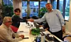 TARIFFAVTALE: Forbundssekretær Hjørdis Henriksen og Espen Jensen, Sykehuspartner HF, trykker hender etter at avtalen er fremforhandlet. T.v. forbundssekretør Jan Henrik Larssen