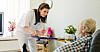 IKKE TID TIL PRAT: Helsefagarbeider Edita Bekteshi (30) serverer lunsj til beboer Birger Gilen (86).