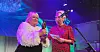 På landsmøtefesten tirsdag kveld finn Jane B. Sæthre (t.v.) overrakt LOs høyeste utmerkelse, Pioneren, av LO-leder Peggy Hessen Følsvik.