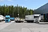 En Girteka-lastebil leverer tilhenger for lasting hos Postnord på Langhus utenfor Oslo.