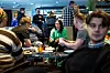 STUDENTKAFÉ: Drøftingene fortsetter i pausene, i en mer uformell stil.