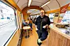 Daniel Halvorsen er til vanlig sikkerhetsrådgiver, men tar sin tørn som ombordpersonale når Ståltoget er ute på rundtur i Nordmarka.