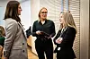 Lise Skjevik (i midten) i prat med Tina Melfjord (t.v.) fra Nord-Norges Europakontor. og Anna Lygre Solvang fra Vest-Norges Brusselkontor (t.h).