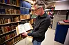 GAMLE FORTELLINGER: Bibliotekar Ivar Stokkeland ved Polarinstituttet i Tromsø viser fram boka «De nordiske folkenes historie» utgitt i Roma i 1555.