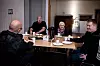 DUGNADSVAFLER: Lisa Ofstad er «mentor» for den yngre generasjonen og stiller med vafler på dugnaden. Ingebrigt Kvernmo (t.v.) stikker alltid innom. Han er tidligere leder i Råbygda Arbeiderlag, og leder for huset i mange år. V.bakfra: Jan Haugen og t.h. Joar Sognli.