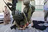 SCENE FRA OKKUPASJONEN: Israelske soldater gjennomsøker palestinske hjem og pågriper denne palestinske mannen i byen Hebron på den okkuperte Vestbredden. Tidligere denne dagen, 20. september i fjor, hadde en palestinsk tenåring, ifølge den israelske hæren, forsøkt å stikke en israelsk soldat med kniv på en militær kontrollpost ved en landsby like ved Hebron. Soldatene skjøt og drepte gutten. 
Det er i år 50 år siden Israel okkuperte Vestbredden, Øst-Jerusalem og Gaza.
