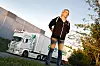 «Dollemobilen» trekker daglig last som du og jeg vil kalle livsviktig. For anledningen munnbind til levering hos Asko. Anita «Dolly» Handeland mener likevel at prisen som betales for transporten, er for lav.