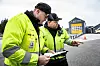 DISKUTERER DISPENSASJON: Inspektørene Øyvind Båtvik og Lars Johansen sjekker papirene til et av vogntogene på Ørje. Dekkene på den ene akslingen er ikke godkjent for norsk vinterføre, men det viser seg at sjåføren har dispensasjon.