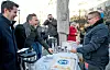 HEIA SJØFOLK: God stemning blant politikerne (Audun Lysbakken og Geir Pollestad) når NSF-leder, Johnny Hansen, finner fram kakespaden.