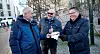 FEIRET MED SJØFOLK: FrPs Morten Ørsal Johansen fikk kake som takk for hans støtte for norske sjøfolk, selv om FrP måtte følge regjeringens politikk.