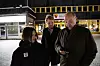KIRKENES: Ordfører Rune Rafaelsen (t.h.) på torget i Kirkenes DEN kveldEN spiondømte Frode Berg ble en fri mann. Her sammen med Torbjørn Brox Webber fra støttegruppa for Berg, samt en TV2-reporter.