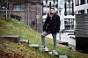 Carpio står i trappen utenfor Høgskulen på Vestlandet, som han selv har vært med og bygge. I bakgrunnnen er høyskolebygningen han kikket bort på mens han arbeidet.