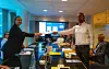 Forhandlingsleder Mari Indgjerdingen i Norsk Industri (t.v) får kravene fra Ommund Stokka i Forbundet Styrke ved forhandlingenes oppstart tirsdag.