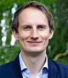 Aleksander Stokkebø i Høyre ønsker å bøtelegge useriøse aktører i arbeidslivet på samme måte som parkeringsvakter får gjøre det.