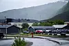 Nordlandssykehuset Vesterålen Stokmarknes er omringet av fjell med utsikt mot havet.