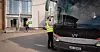ENDELIG FRAMME: En buss har nettopp kommet fra Torp. Aller først går Espen Bruun inn i bussen sammen med en tolk for å ønske ukrainerne velkommen og gi dem noen praktiske opplysninger.