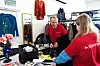 Morgan Ruste og Janne Raustein Karlsen deler på oppgavene inne i bruktbutikken.