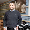 I SKITTEN SONE: Espen Wiktor med harddisker som ennå ikke er slettet. Disse oppbevares i et klart avmerket område i Delete ITs sletterom - en såkalt skitten sone.