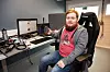 MED MINI-PC: Fredrik Kubberød har full kontroll på dataene hos Delete IT. Her jobber han med en mini-PC.