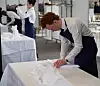 Her bretter Norges servitør servietter så knoklene blir helt hvite