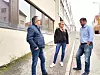 I SAMTALE: Monica Karlsen har noen spørsmål til stedstillitsvalgt Kjell Oddvar Bendiksen (t.v.) og divisjonstillitsvalgt Kenneth Pettersen (t..h).