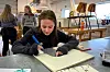 MER PRAKTISK: Helena Rod Hammerstad ønsket seg en skolehverdag som er mer praktisk. Det fant hun på hest- og dyrefaglinja.
