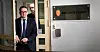 Riksmekler Mats W. Ruland på vei ut av kontoret sitt. I bakgrunnen direktør i Norsk industri Stein Lier Hansen som er motstander av å gi tillegg på over 3 prosent.