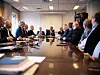 Det var ordknappe forhandlingsledere da pressen fikk komme inn for å ta bilder av meklingsstarten lørdag. Her sitter NHO og LO på hver sin side av bordet, med riksmekler Mats Wilhelm Ruland i midten.