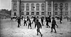 Mange av skolebarna fikk ris for skulk. Her leker barn leker på Tullinløkka utenfor Historisk Museum i 1910.