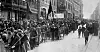 Motstanden mot legemstraff ble en viktig sak for arbeiderkvinnene. Her går kvinner og barn i det første 1. mai-toget opp Karl Johans gate 1915.