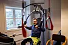 TRENINGSROM: Stillesittende arbeid og full konsentrasjon kan skape belastningsskader. Odd Roar Høgberg er gld de har fått på plass et lite treningsrom på verkstedet.