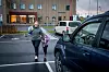 HENTER: Kine Juliane Bareksten henter datteren på Åsnes barneskolen på vei hjem fra jobb.