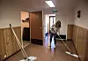 VASKEHJELP: Lovise Dyrseth Moen er med å hjelper til med opprydning og vasking.