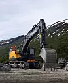 Da kontrakten til Nasjonalmuseet var et faktum, måtte Oppdal Sten investere i en ny Volvo 220, som kunne løfte opptil 24 tonn. Den ble solgt da prosjektet var ferdig, og i dag holder det med denne Volvoen som kan løfte opptil 16 tonn.