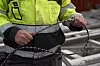 Skiferen til fasaden ble skåret ut av fjellet med vaiersag. Det ble boret hull ned og under steinblokka som skulle løsnes. Inn i hullet tres stålvaieren, besatt med ringer av industridiamant, med cirka 1 cm mellomrom.