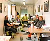 Alle samles på brakka under spisepausen. Foran fra venstre ser vi Torbjørn Horvli, Ronny Holmstedt og Andreas Nyvold (bakerst). Foran fra høyre er Hanne Duås og Audun Dørum Andersen.