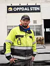 Stig Roar Dørum er hovedtillitsvalgt i Oppdal Sten på tredje året. Han «står på benk» i bedriftens lokaler i sentrum. Der spalter han skiferen i tynnere plater, og lager gulvflis og trappetrinn.