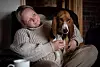 KOS MED MOR: Jakthunden Kaja er en fransk Basset, som er med samboeren på jakt, men trives særs godt med sofakos.