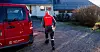 Her er postbud Kurt Roger Arntze på besøk i en tidligere sak om dørterskel-tjenesten på Hitra.