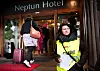 STREIKEVAKT: Therese Edvardsen sto streikevakt utenfor hotellet mens fanemarkeringen pågikk i Bergen i går.