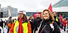STÅR PÅ: Kari Nordberg Svendsby og Hilde Innerby ved Nationaltheatret setter pris på alle som støtter deres kamp for en rettferdig pensjon.